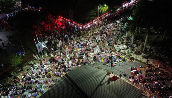 Antusias Warga Salat Tarawih di Masjid Bersejarah Jami’ Tua Palopo, Jemaah Meluber hingga ke Jalan