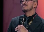 Komika Pandji Pragiwaksono Jalani Hukum Adat Toraja “Ma’ Buak Burun Mangkaloi Oto” 10-11 Februari 2026