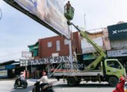 Tutup Kebocoran PAD, Pemkot Palopo Segel Baliho Ilegal