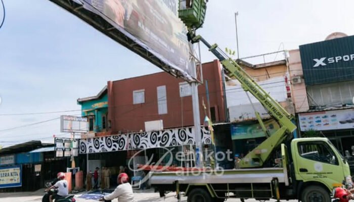Tutup Kebocoran PAD, Pemkot Palopo Segel Baliho Ilegal